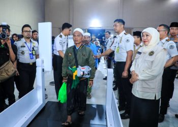 Sambut Kloter I Debarkasi Surabaya, Gubernur Khofifah Ucapkan Selamat Datang pada 378 Jemaah Haji Asal Probolinggo