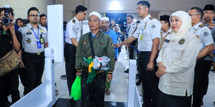 Sambut Kloter I Debarkasi Surabaya, Gubernur Khofifah Ucapkan Selamat Datang pada 378 Jemaah Haji Asal Probolinggo 13 Sambut Kloter I Debarkasi Surabaya, Gubernur Khofifah Ucapkan Selamat Datang pada 378 Jemaah Haji Asal Probolinggo