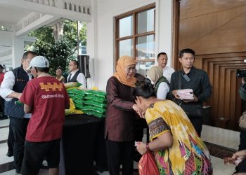 Khofifah Ingatkan Agar Masyarakat Agar mengibarkan Bendera Merah Putih Selama Bulan Agustus 2026 sebagai bentuk penghormatan terhadap perjuangan para pahlawan.
