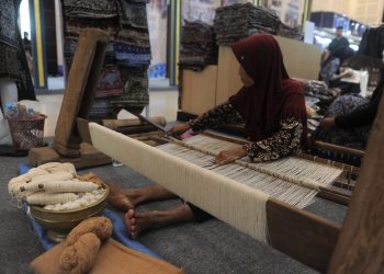 Jejak Seabad Alat Tenun Kemplongan: Kesetiaan Layem Merawat Warisan Tenun Gedog Tuban