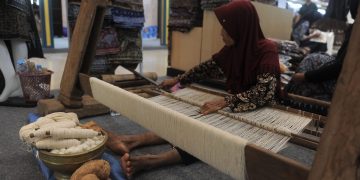 Jejak Seabad Alat Tenun Kemplongan: Kesetiaan Layem Merawat Warisan Tenun Gedog Tuban