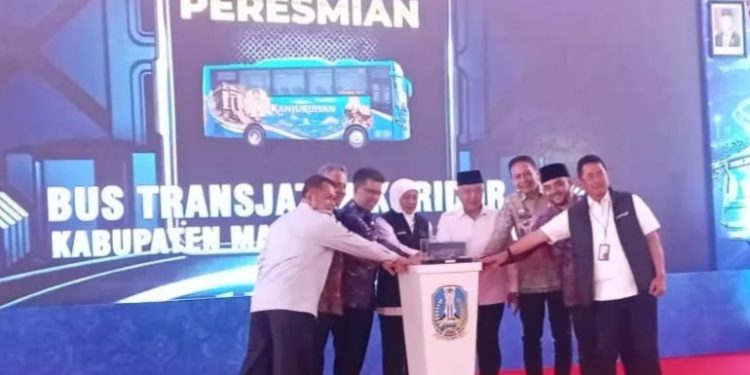Resmikan Transjatim Koridor II Malang Raya, Khofifah Targetkan Bisa Urai Kemacetan dan Tekan Angka Kecelakaan 14 Resmikan Transjatim Koridor II Malang Raya, Khofifah Targetkan Bisa Urai Kemacetan dan Tekan Angka Kecelakaan